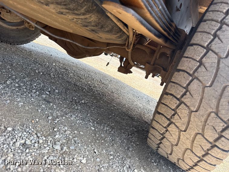 image for item EG6122 2001 GMC Sierra 2500HD flatbed pickup truck