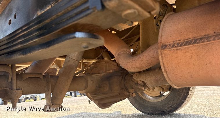 image for item EG6122 2001 GMC Sierra 2500HD flatbed pickup truck