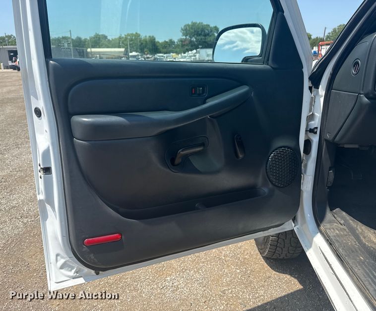 image for item EG6122 2001 GMC Sierra 2500HD flatbed pickup truck