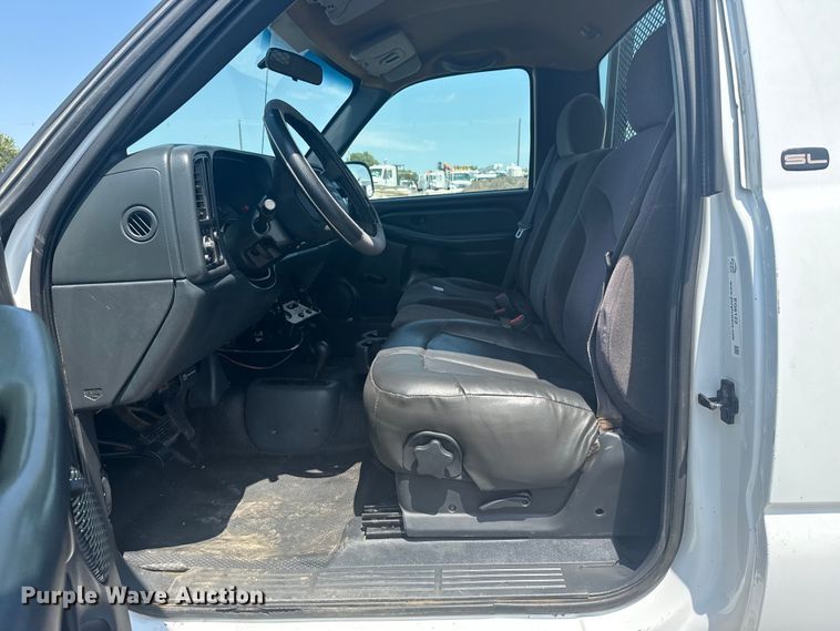 image for item EG6122 2001 GMC Sierra 2500HD flatbed pickup truck