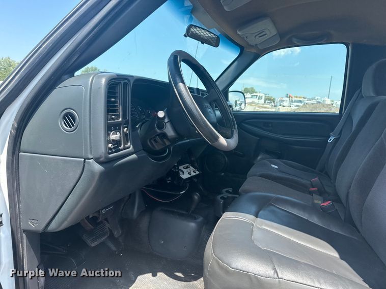 image for item EG6122 2001 GMC Sierra 2500HD flatbed pickup truck