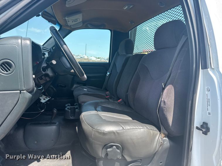 image for item EG6122 2001 GMC Sierra 2500HD flatbed pickup truck