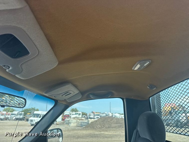 image for item EG6122 2001 GMC Sierra 2500HD flatbed pickup truck