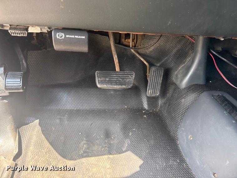 image for item EG6122 2001 GMC Sierra 2500HD flatbed pickup truck