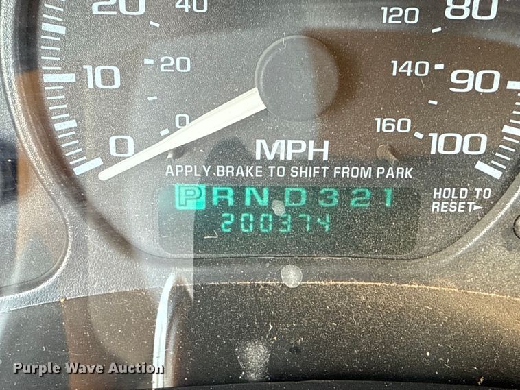 image for item EG6122 2001 GMC Sierra 2500HD flatbed pickup truck