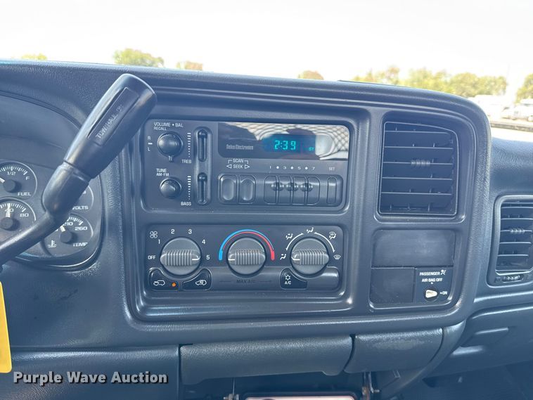 image for item EG6122 2001 GMC Sierra 2500HD flatbed pickup truck