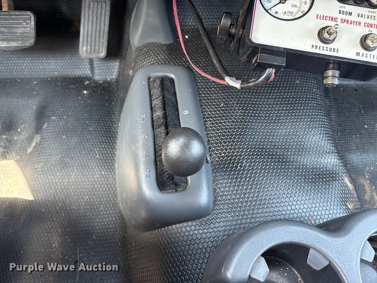 image for item EG6122 2001 GMC Sierra 2500HD flatbed pickup truck