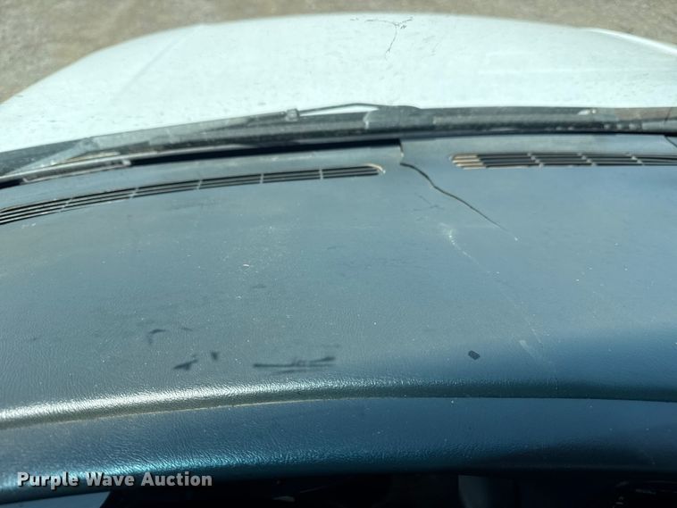 image for item EG6122 2001 GMC Sierra 2500HD flatbed pickup truck