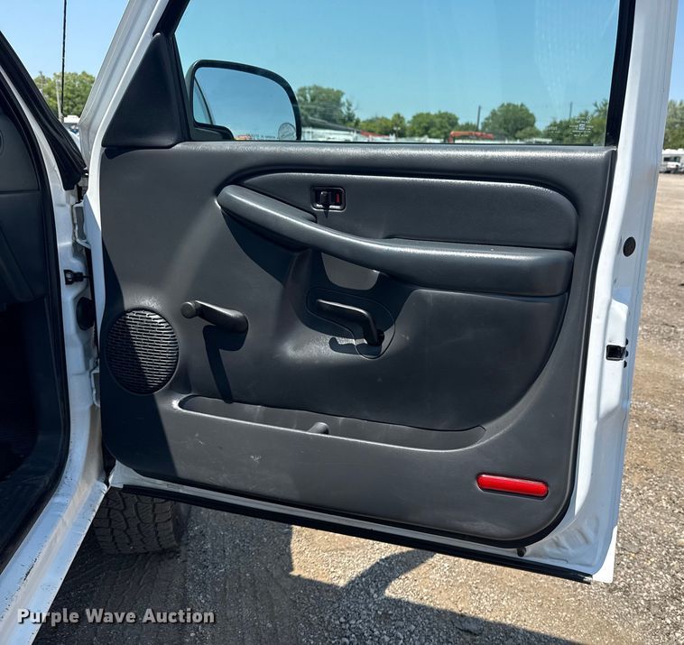 image for item EG6122 2001 GMC Sierra 2500HD flatbed pickup truck