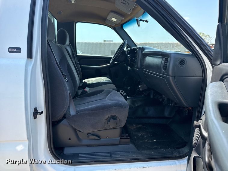 image for item EG6122 2001 GMC Sierra 2500HD flatbed pickup truck