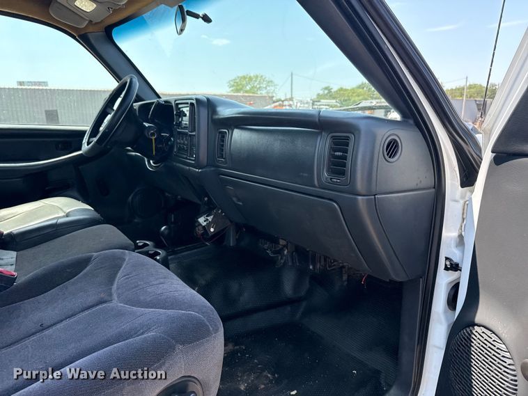 image for item EG6122 2001 GMC Sierra 2500HD flatbed pickup truck