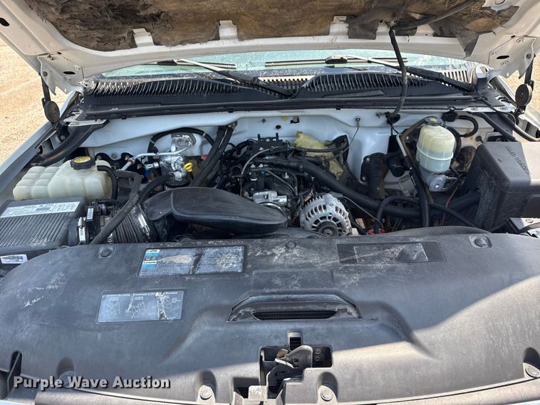 image for item EG6122 2001 GMC Sierra 2500HD flatbed pickup truck