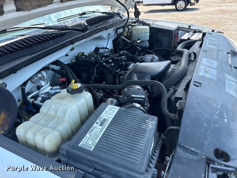 image for item EG6122 2001 GMC Sierra 2500HD flatbed pickup truck