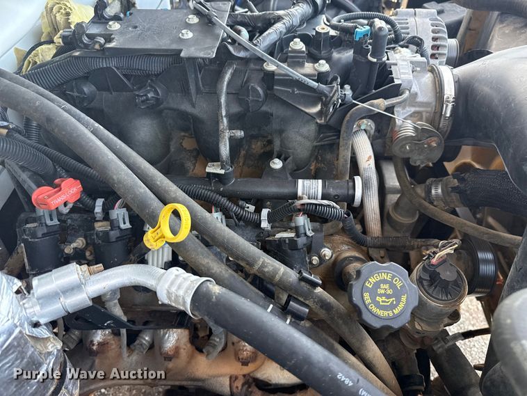 image for item EG6122 2001 GMC Sierra 2500HD flatbed pickup truck