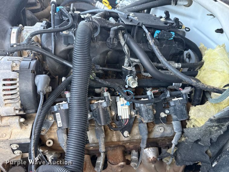 image for item EG6122 2001 GMC Sierra 2500HD flatbed pickup truck