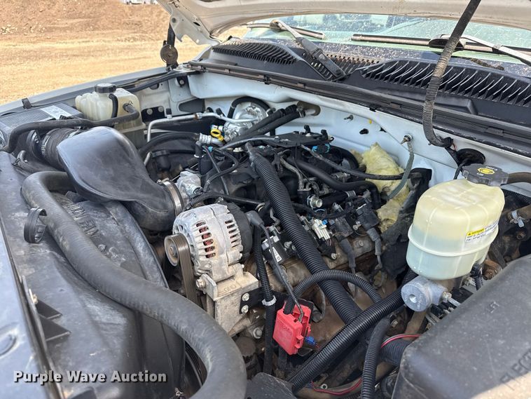 image for item EG6122 2001 GMC Sierra 2500HD flatbed pickup truck