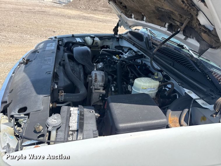 image for item EG6122 2001 GMC Sierra 2500HD flatbed pickup truck