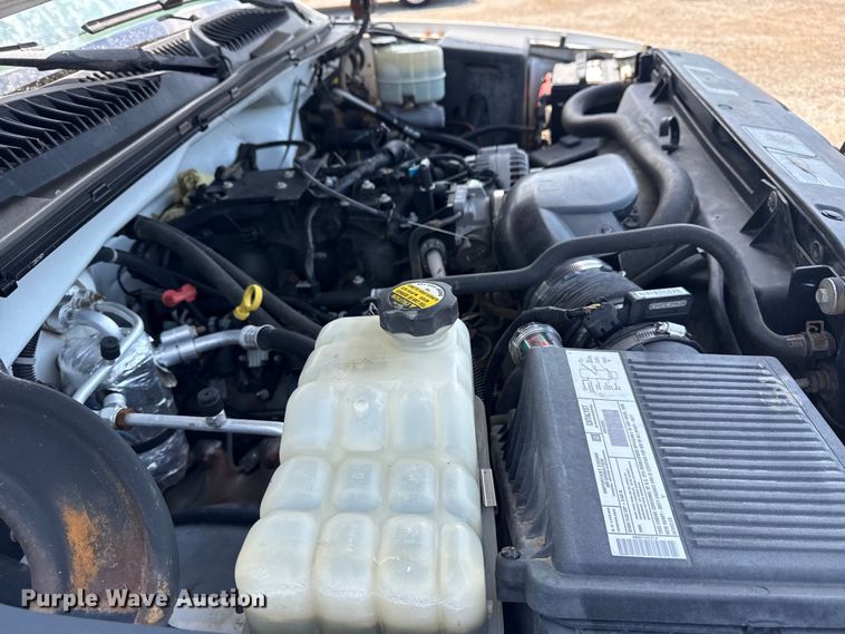 image for item EG6122 2001 GMC Sierra 2500HD flatbed pickup truck