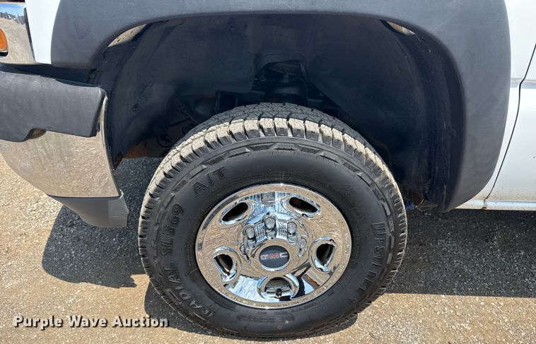 image for item EG6122 2001 GMC Sierra 2500HD flatbed pickup truck