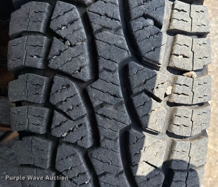 image for item EG6122 2001 GMC Sierra 2500HD flatbed pickup truck