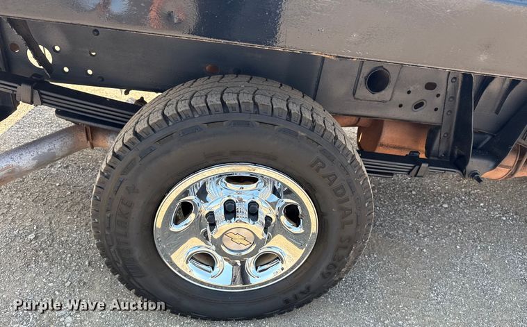 image for item EG6122 2001 GMC Sierra 2500HD flatbed pickup truck