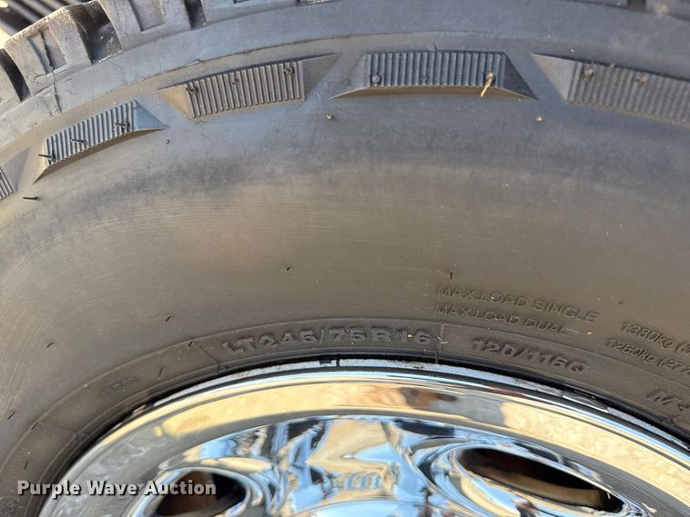 image for item EG6122 2001 GMC Sierra 2500HD flatbed pickup truck