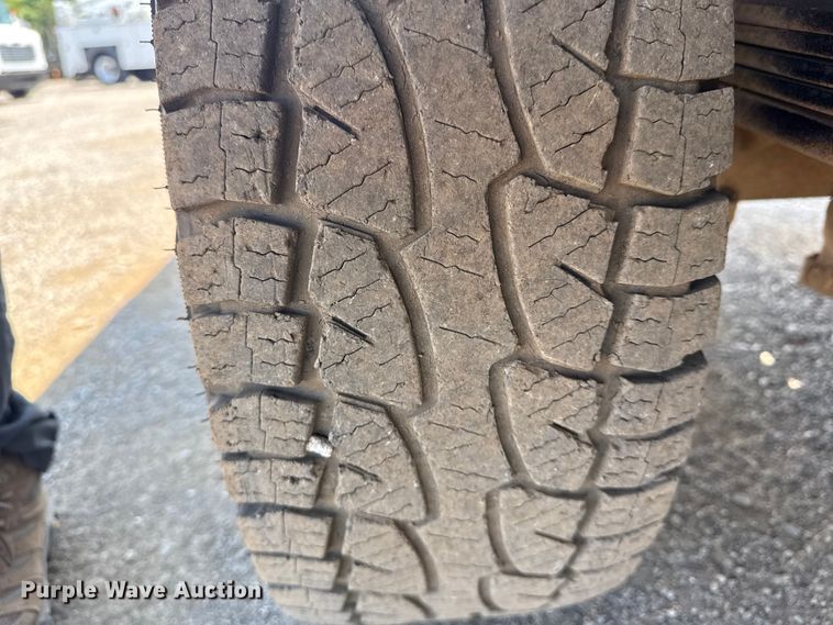 image for item EG6122 2001 GMC Sierra 2500HD flatbed pickup truck