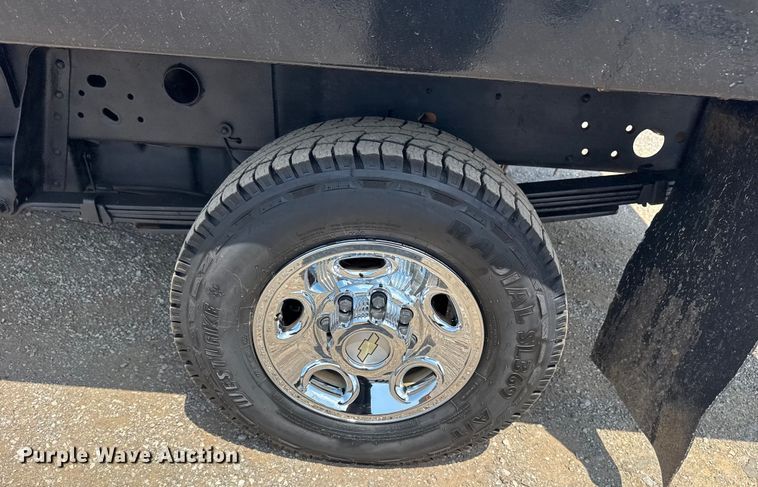 image for item EG6122 2001 GMC Sierra 2500HD flatbed pickup truck