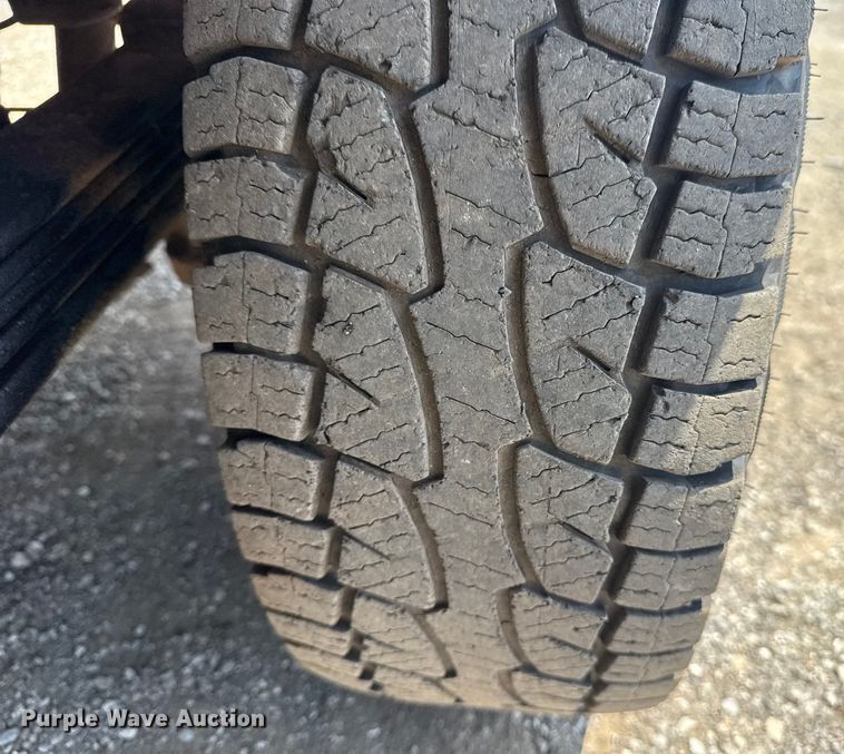 image for item EG6122 2001 GMC Sierra 2500HD flatbed pickup truck