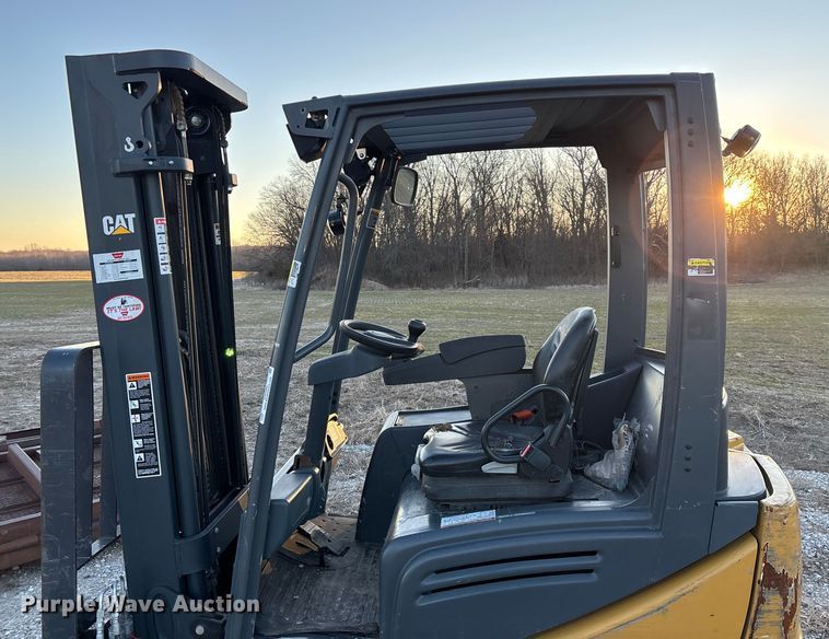 image for item EN5960 Caterpillar 2ET3000 forklift