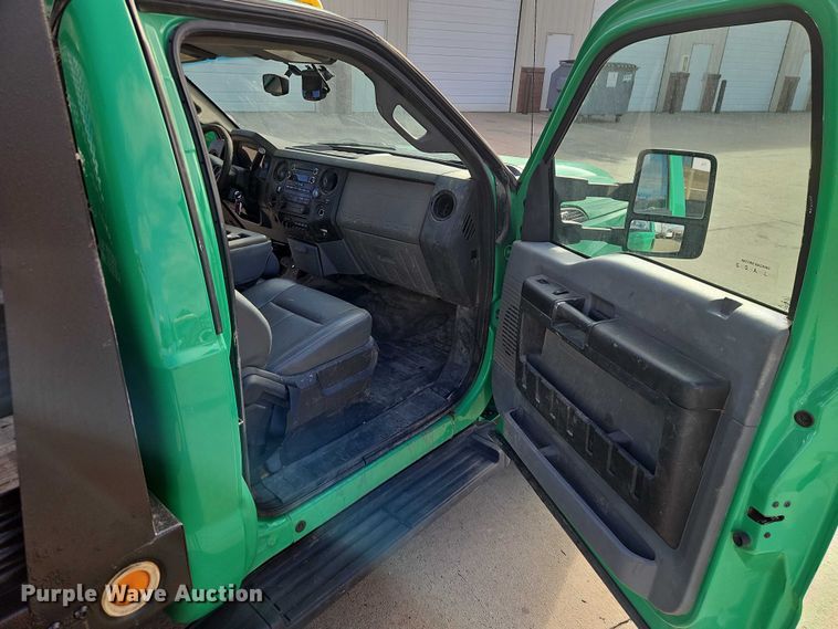 image for item EO4929 2016 Ford F350 flatbed pickup truck