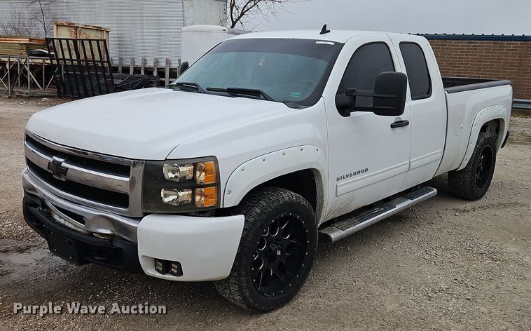 image for item EO4932 2011 Chevrolet Silverado 1500 Ext. Cab pickup truck