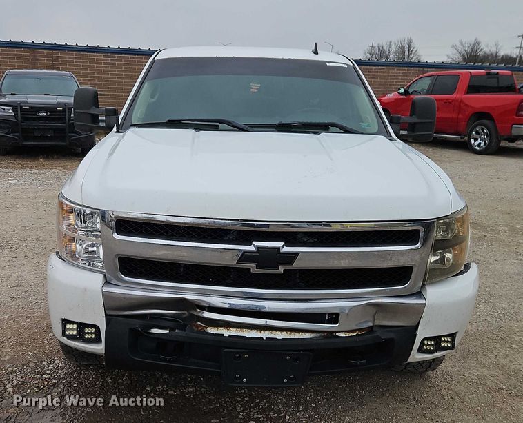 image for item EO4932 2011 Chevrolet Silverado 1500 Ext. Cab pickup truck