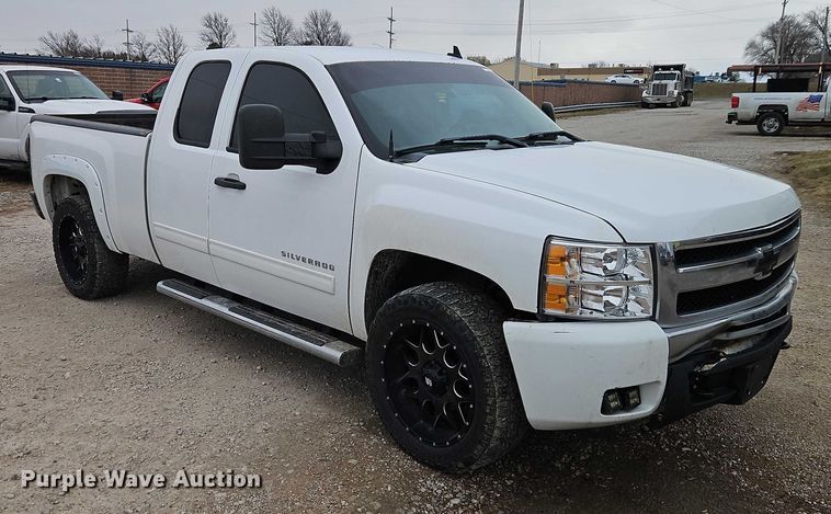 image for item EO4932 2011 Chevrolet Silverado 1500 Ext. Cab pickup truck