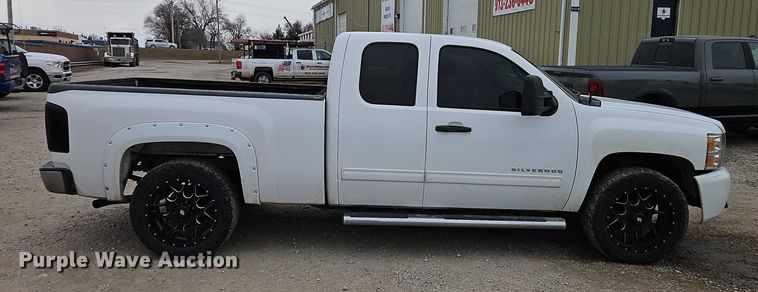 image for item EO4932 2011 Chevrolet Silverado 1500 Ext. Cab pickup truck