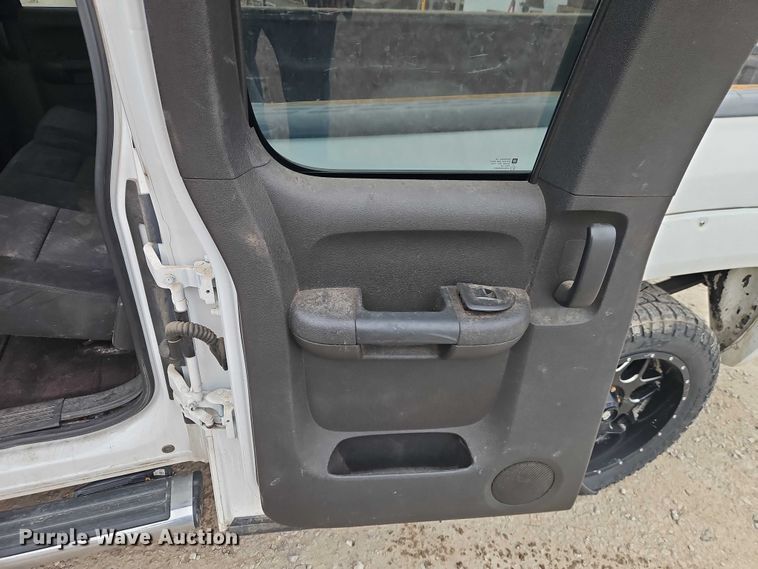 image for item EO4932 2011 Chevrolet Silverado 1500 Ext. Cab pickup truck