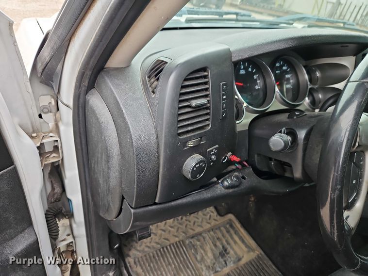 image for item EO4932 2011 Chevrolet Silverado 1500 Ext. Cab pickup truck