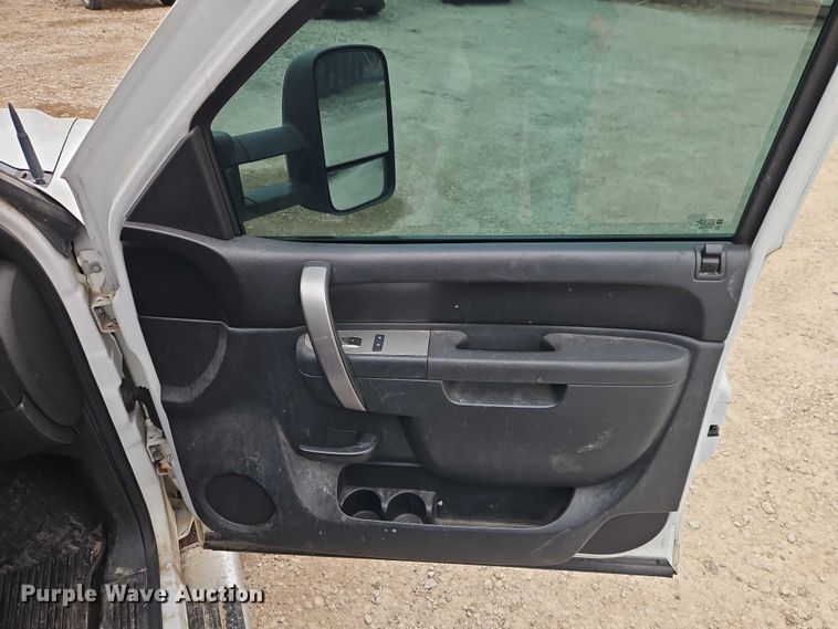 image for item EO4932 2011 Chevrolet Silverado 1500 Ext. Cab pickup truck