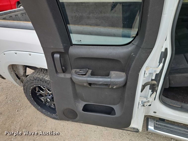 image for item EO4932 2011 Chevrolet Silverado 1500 Ext. Cab pickup truck