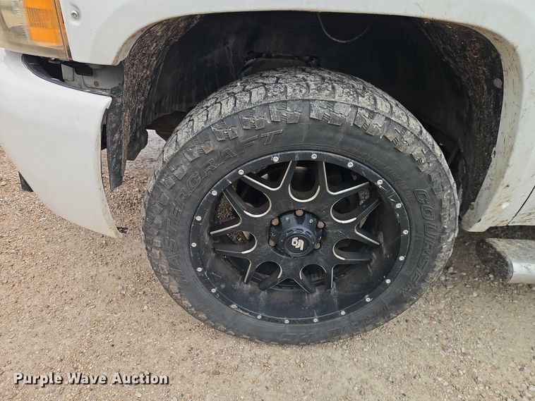 image for item EO4932 2011 Chevrolet Silverado 1500 Ext. Cab pickup truck