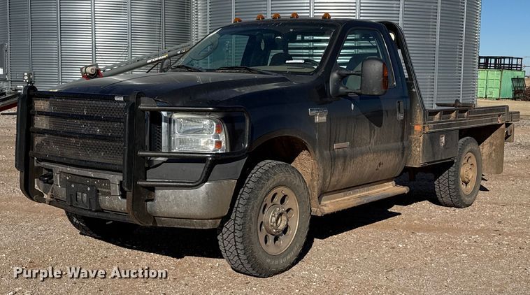 image for item EP2841 2006 Ford F350 Super Duty bale bed pickup truck