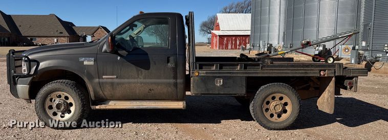 image for item EP2841 2006 Ford F350 Super Duty bale bed pickup truck