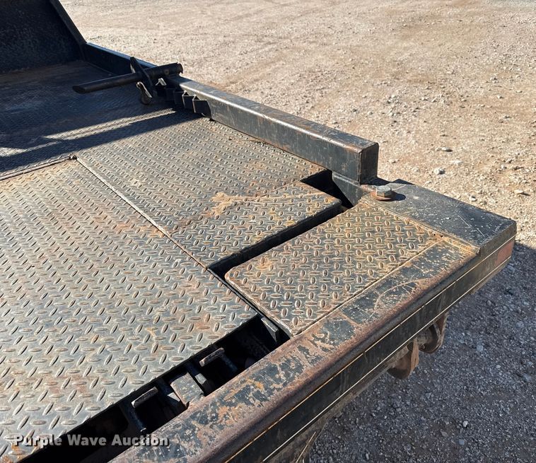 image for item EP2841 2006 Ford F350 Super Duty bale bed pickup truck