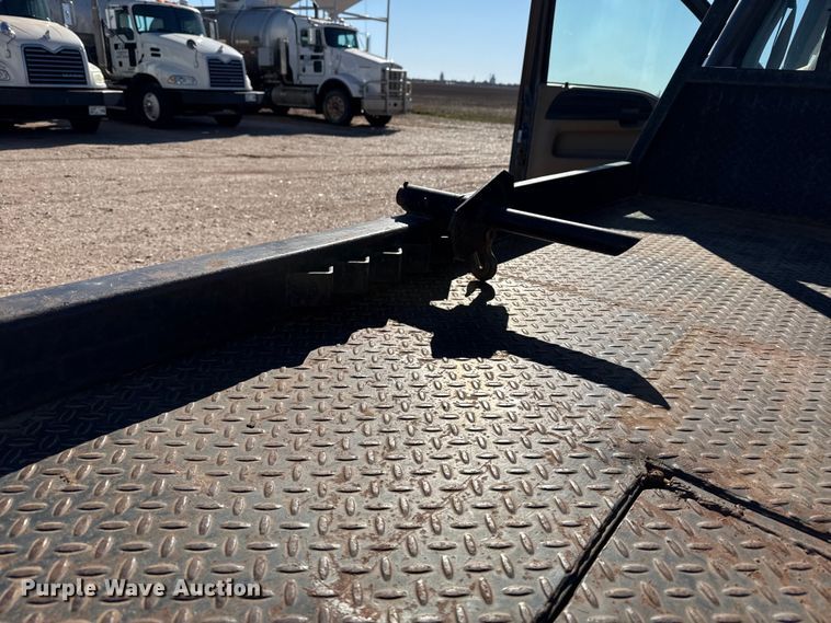 image for item EP2841 2006 Ford F350 Super Duty bale bed pickup truck