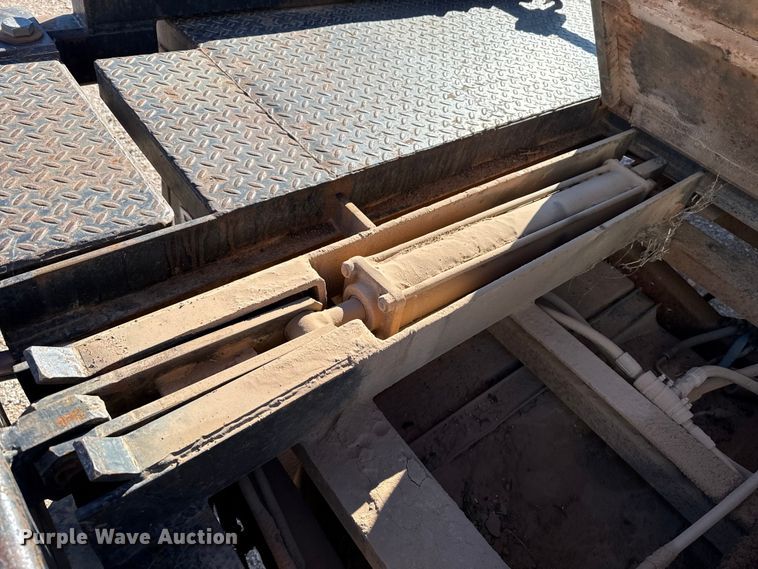 image for item EP2841 2006 Ford F350 Super Duty bale bed pickup truck