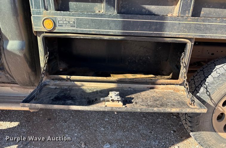 image for item EP2841 2006 Ford F350 Super Duty bale bed pickup truck