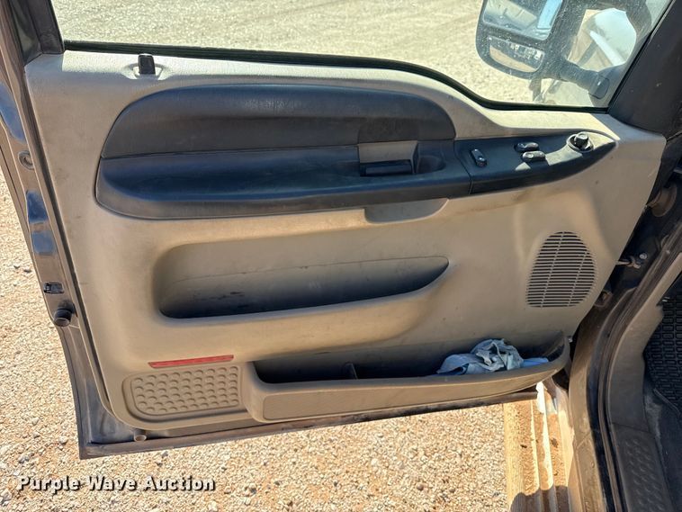 image for item EP2841 2006 Ford F350 Super Duty bale bed pickup truck