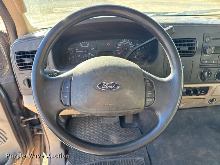 image for item EP2841 2006 Ford F350 Super Duty bale bed pickup truck