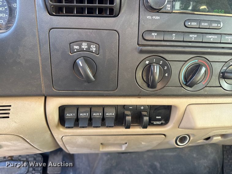 image for item EP2841 2006 Ford F350 Super Duty bale bed pickup truck