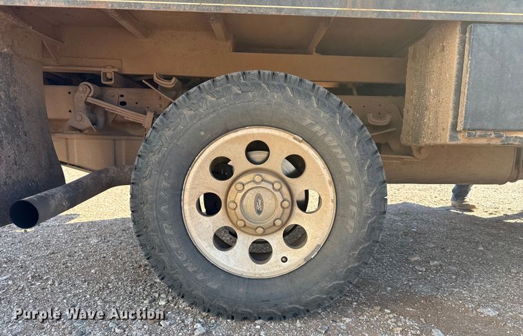 image for item EP2841 2006 Ford F350 Super Duty bale bed pickup truck